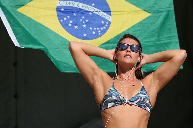 Carolina Bergamaschi takes in the sun at the Gold Coast Aquatic Centre prior to a last-minute training session. Foto: Satiro Sodre/SSPress.