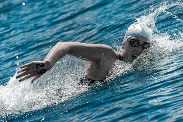 Haley Anderson went on to win the race. (photo: Mike Lewis, Ola Vista Photography)