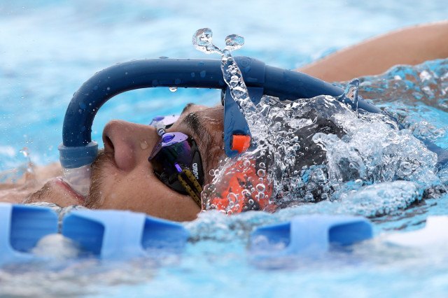 Marcelo Chierighini makes creative use of his snorkel at the Gold Coast Aquatic Centre. Foto: Satiro Sodre/SSPress.