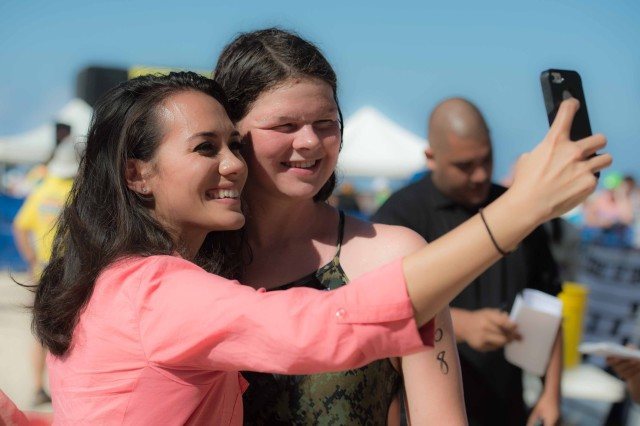Becca Mann gets a selfie in with ABC reporter Ashley Moser (photo: Mike Lewis, Ola Vista Photography)