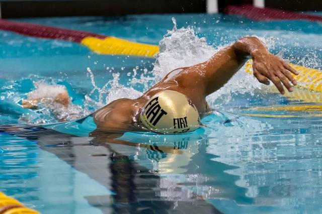Feilipe Lima breaking out in the 50 free (photo: Mike Lewis, Ola Vista Photography)