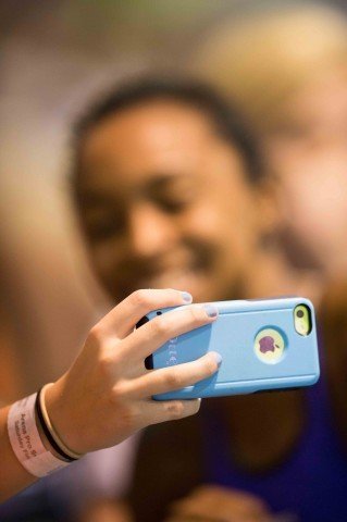 Arianna Vanderpool-Wallce stops to take a pic with a fan (photo: Mike Lewis, Ola Vista Photography)