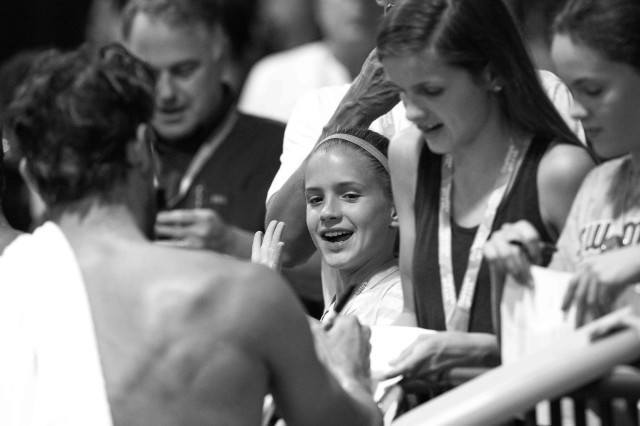 Michael Phelps spends time with the fans (photo: Mike Lewis, Ola Vista Photography)