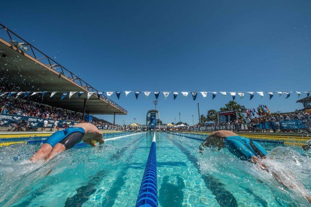 Ryan Murphy and Michael Phelps off in the prelims of the 200 backstroke (photo: Mike Lewis, Ola Vista Photography)