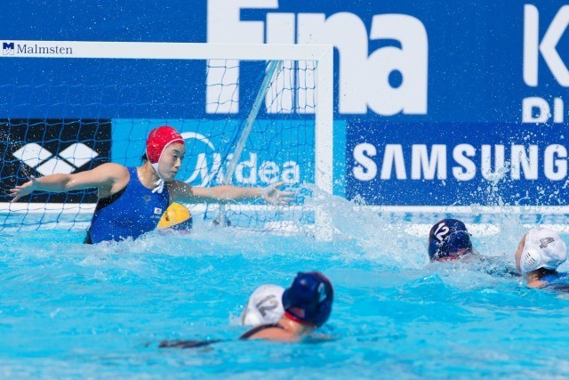 Kami Craig of the U.S. adds the team's eighth goal in a blowout against Japan in the women's water polo preliminary round competition at the 2015 FINA World Championships held in Kazan, Russia July 24-August 9, 2015. (courtesy of Tim Binning, theswimpictures.com)