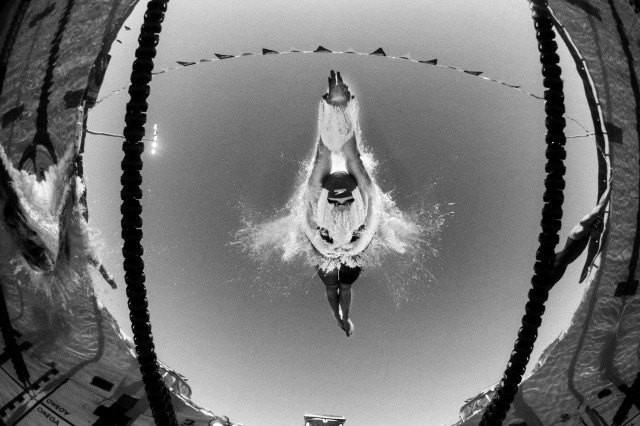 Katie Ledecky off the blocks in the 400 free in Mesa, Arizona (photo: Mike Lewis, Ola Vista Photography)