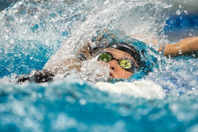 Elizabeth Pelton in the prelims of the 100 backstroke (photo: Mike Lewis)