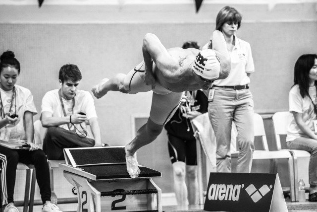 Ryan Lochte off in the prelims of the 400 IM at the Pro Swim Series stop in Austin Texas (photo: Mike Lewis, Ola Vista Photography)