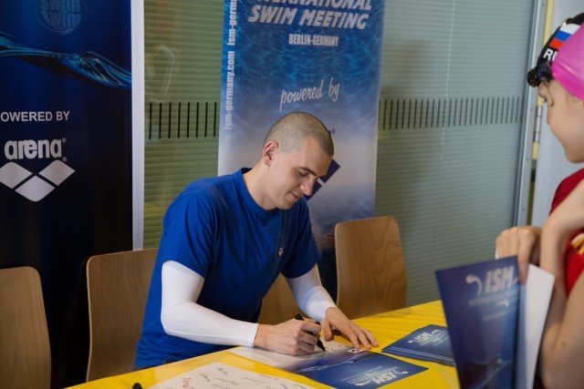 Laszlo Cseh mit Fans beim ISM Berlin 2015