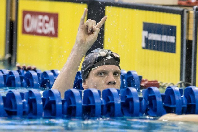 Townley Haas giving the horns after his 500 free win. Photo Credits: Tim Binning/TheSwimPictures.com