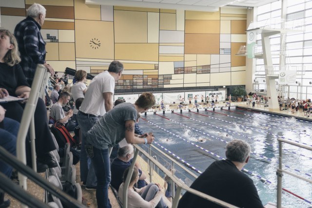 Volle Tribüne im Südbad am Samstagvormittag bei den Swim Race Days 2016 vom SV Westfalen Dortmund.