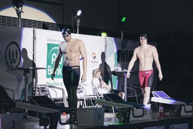 Finale des Elimination Race im Südbad bei den Swim Race Days des SV Westfalen Dortmund. Es marschieren Max Mral (links) und Erik Steinhagen (rechts), beide von der SG Dortmund ein.