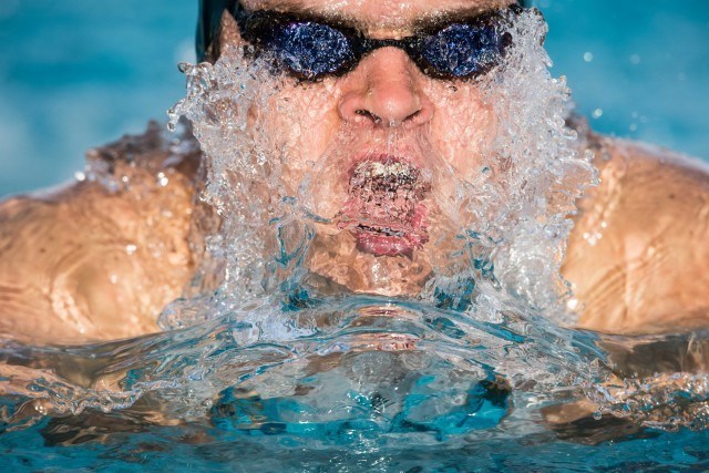 Michael Andrew in the finals of the 100 breaststroke (photo: Mike Lewis)