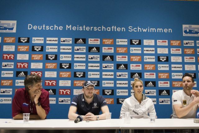 Eröffnungspressekonferenz mit (von links) Harald Gehring (DSV_Presse), Marco Koch, Alexandra Wenk, Henning Lambertz. Da konnte noch niemand ahnen, dass Alex zweimal zwei deutsche Rekorde brechen würden. Und dazu einen, der fast 35 Jahre Bestand hatte. This girl is on fire! Photo: Mirko Seifert