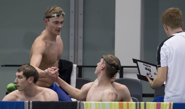 Es macht wieder Spaß, bei einem 1500 Meter Rennen zuzsehen. Langeweile? Nö. Nicht, wenn dieser junge Mann schwimmt: Florian Wellbrock kratzt am Deutschen Rekord von Jörg Hoffmann. Dieser stellte den Rekord 1991 auf. Da war Florian noch gar nicht auf der Welt: 14.50,36 gilt es zu unterbieten. Bei den Deutschen Meisterschaften schwamm der 18-Jährige 14:55,49. Und ist somt der drittschnellste Deutsche über diese Strecke. Ever. Foto: Mirko Seifert
