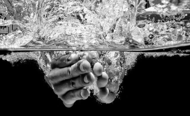 underwater swimming photography