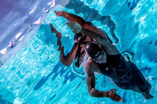 underwater swimming photo Simone Manuel